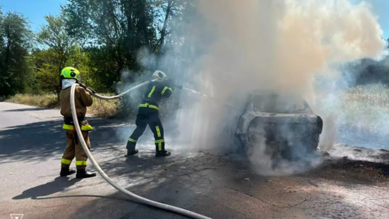 Дніпровський район: рятувальники ліквідували займання автомобіля яке виникло внаслідок ДТП