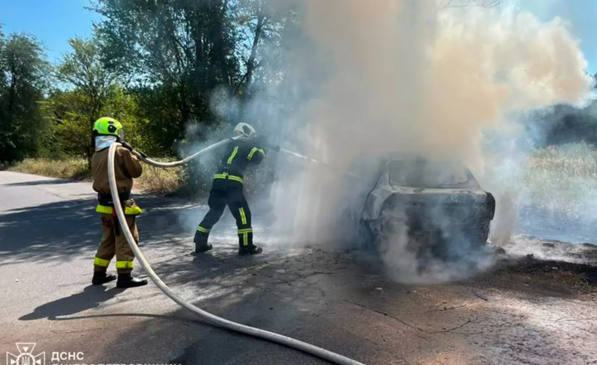 Дніпровський район: рятувальники ліквідували займання автомобіля яке виникло внаслідок ДТП