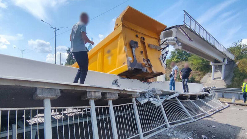 На Черкащині обвалився пішохідний міст через наїзд самоскида