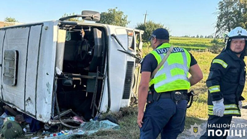 На Хмельниччині перекинувся автобус з дітьми: є загиблі