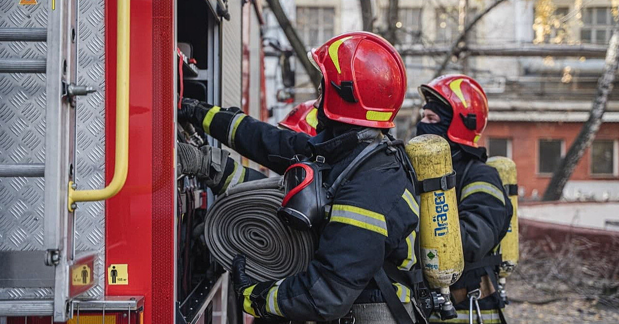 На Тернопільщині під час тривоги сталася пожежа, закликають не виходити на вулиці