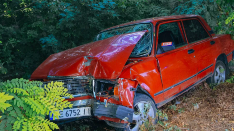 У Дніпрі водій ВАЗ злетів у кювет та врізався у дерево: подробиці ДТП