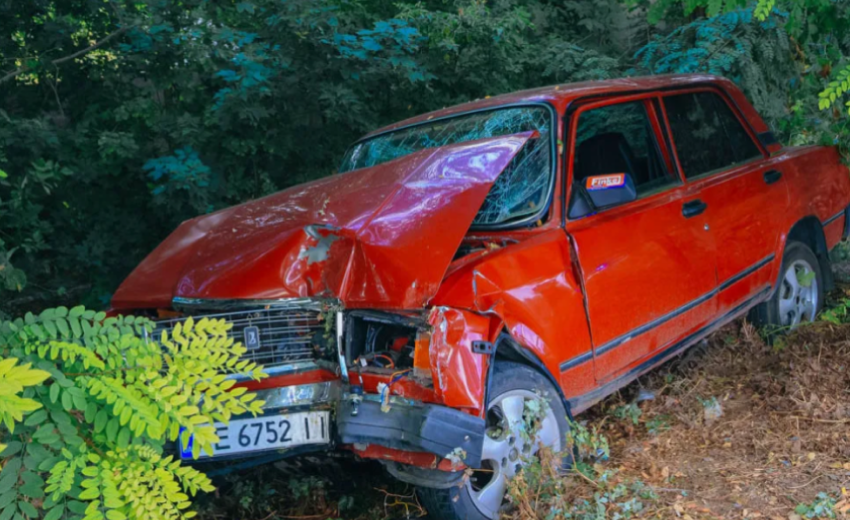 У Дніпрі водій ВАЗ злетів у кювет та врізався у дерево: подробиці ДТП