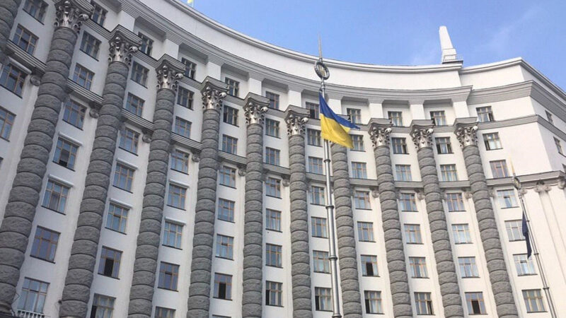 Уряд запропонував заморозити мінімальну зарплату та соціальні виплати у 2025 році