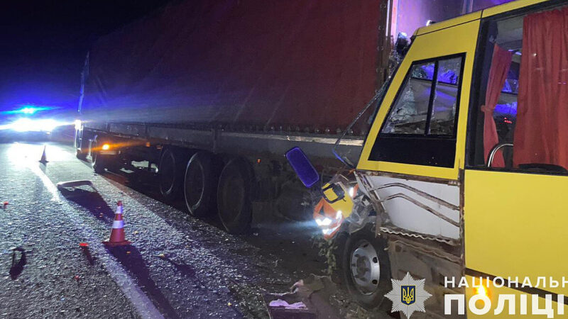 На Львівщині в ДТП потрапив автобус з військовими: є загиблий та постраждалі