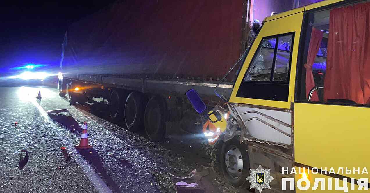 На Львівщині в ДТП потрапив автобус з військовими: є загиблий та постраждалі