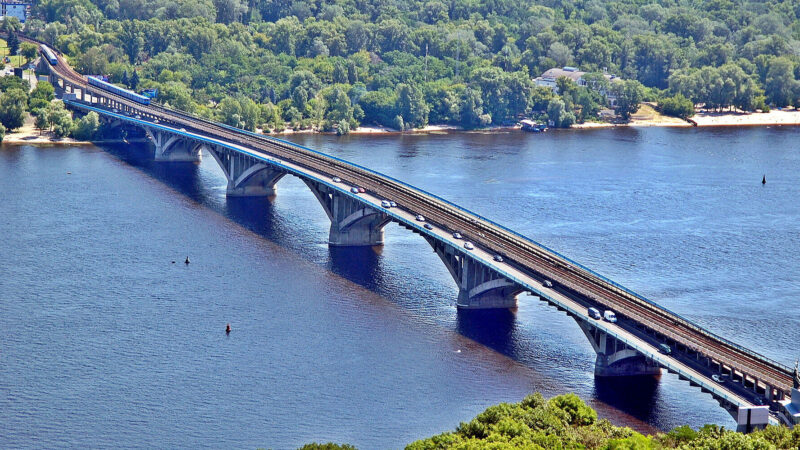 У Києві обмежують рух транспорту на одному з мостів: що відомо