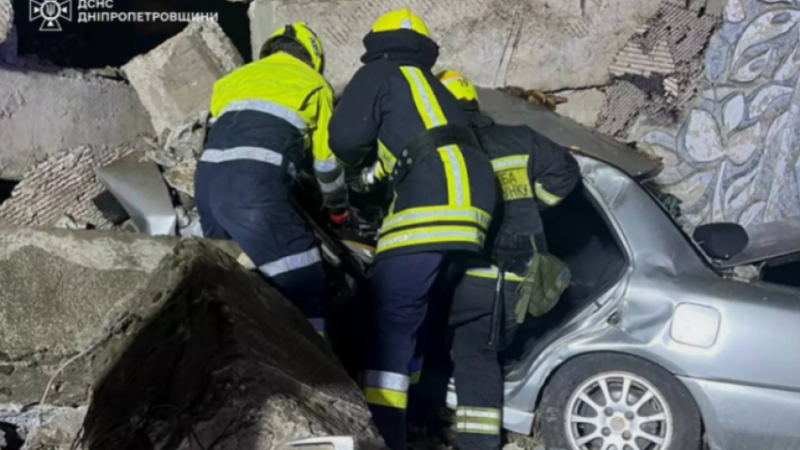 У Дніпровському районі легковик влетів у бетонну стелу: водій загинув на місці