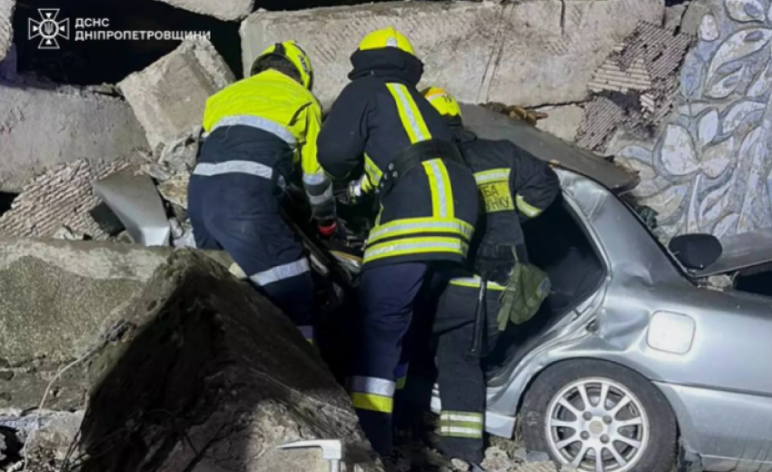 У Дніпровському районі легковик влетів у бетонну стелу: водій загинув на місці