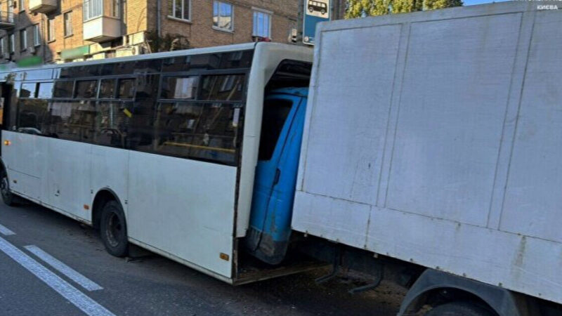 У Києві вантажівка в’їхала в маршрутку, є постраждалі