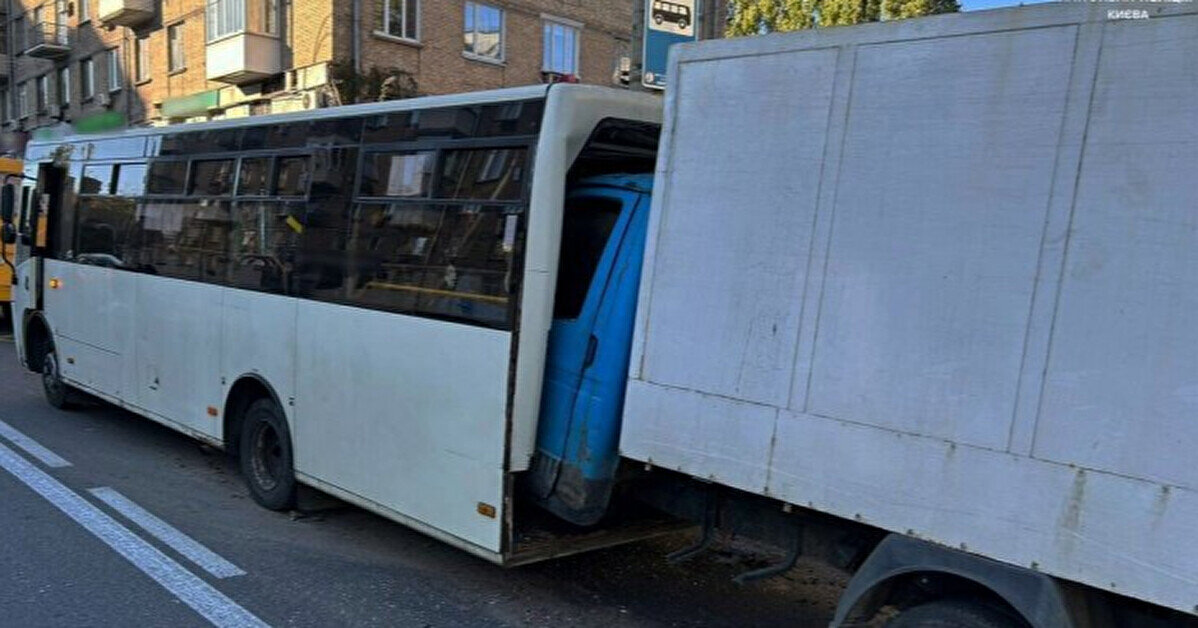 У Києві вантажівка в’їхала в маршрутку, є постраждалі