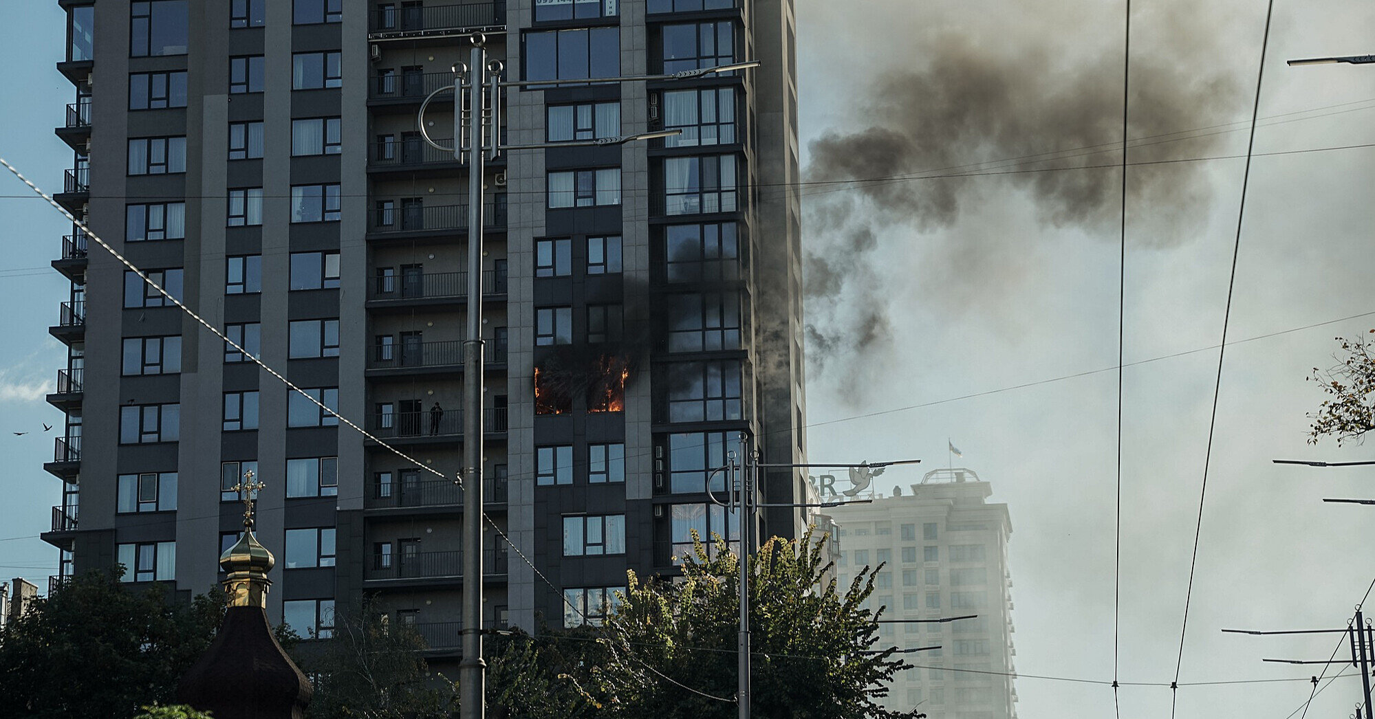 У центрі Києва сталася пожежа у багатоповерхівці: що відомо