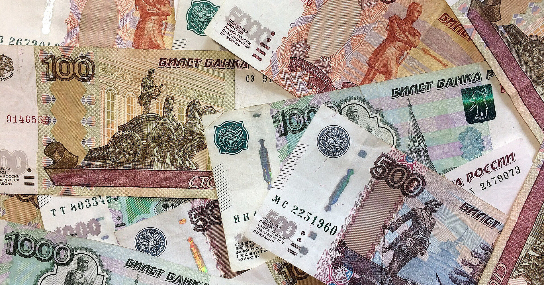 Bloomberg: Російська влада готова дозволити рублю досягти 100 за долар