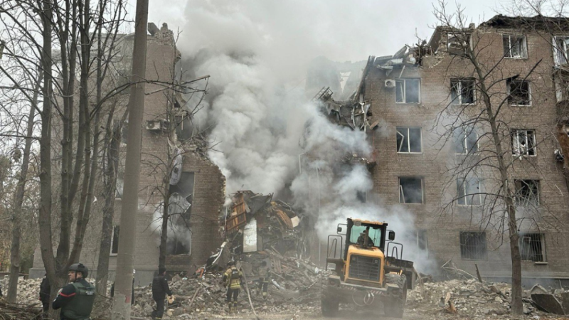 Внаслідок обстрілу Кривого Рогу постраждало восьмеро людей, серед них – двоє дітей: триває пошуково-рятувальна операція