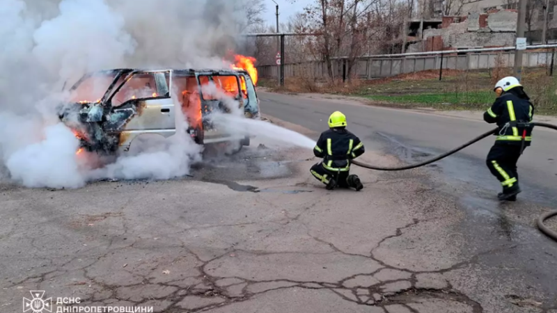 Павлоградські вогнеборці загасили палаючий автомобіль: деталі