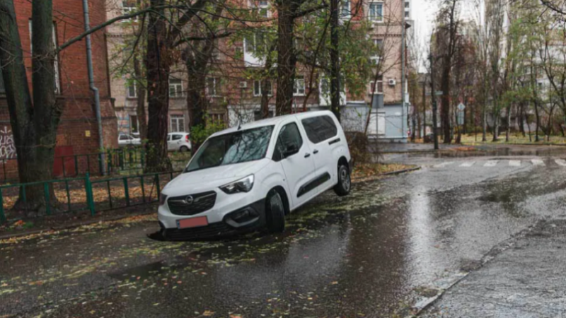 У центрі Дніпра під Opel провалився асфальт: деталі