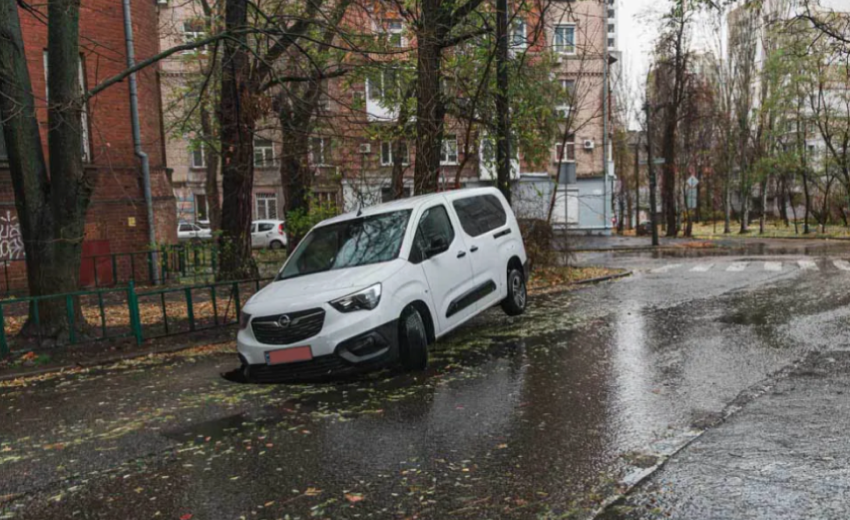 У центрі Дніпра під Opel провалився асфальт: деталі