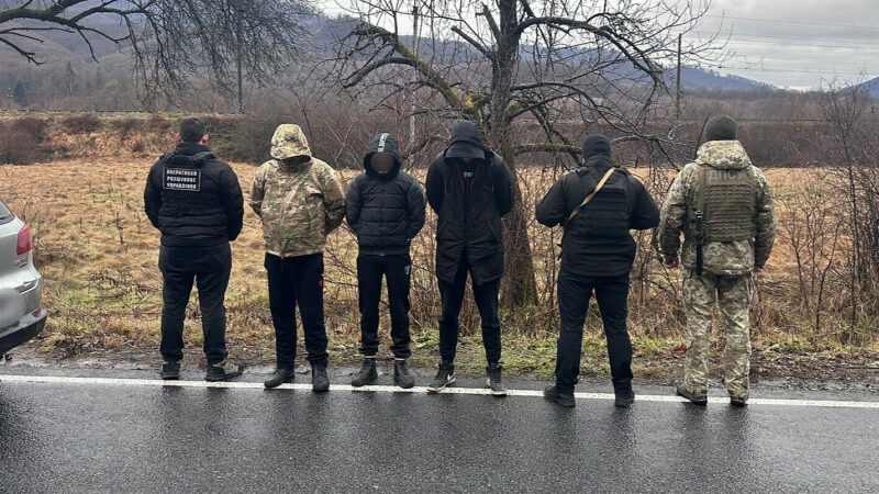 Щоб підвезти чоловіків до кордону, переправники доєднались до траурного кортежу