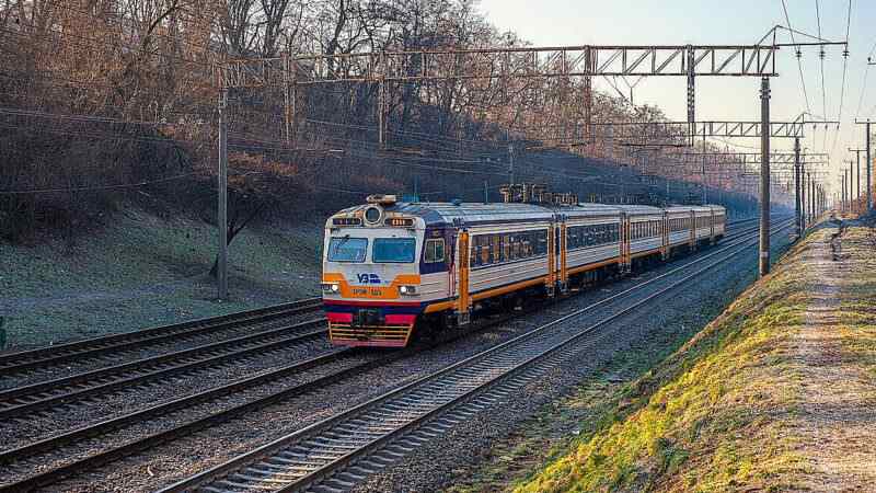 В Києві під потяг кинулась людина, електрички курсують із затримкою