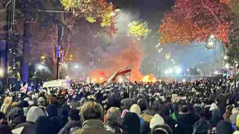 Протести у Грузії: силовики відтіснили мітингувальників від будівлі парламенту