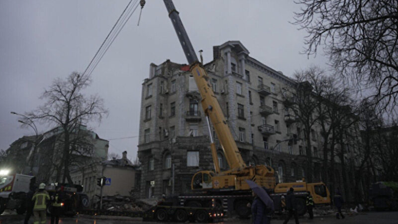 В Києві досі ліквідовують наслідки атаки по центру міста