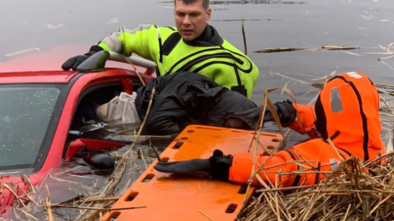 Злетів з моста у річку: надзвичайники Криворізького району деблокували тіло загиблого водія з затонулої Mitsubishi