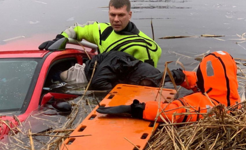 Злетів з моста у річку: надзвичайники Криворізького району деблокували тіло загиблого водія з затонулої Mitsubishi