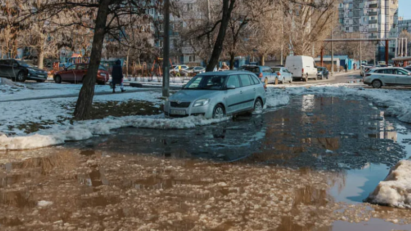 Автівки вмерзають у кригу: бульвар Кобзаря у Дніпрі заливає водою