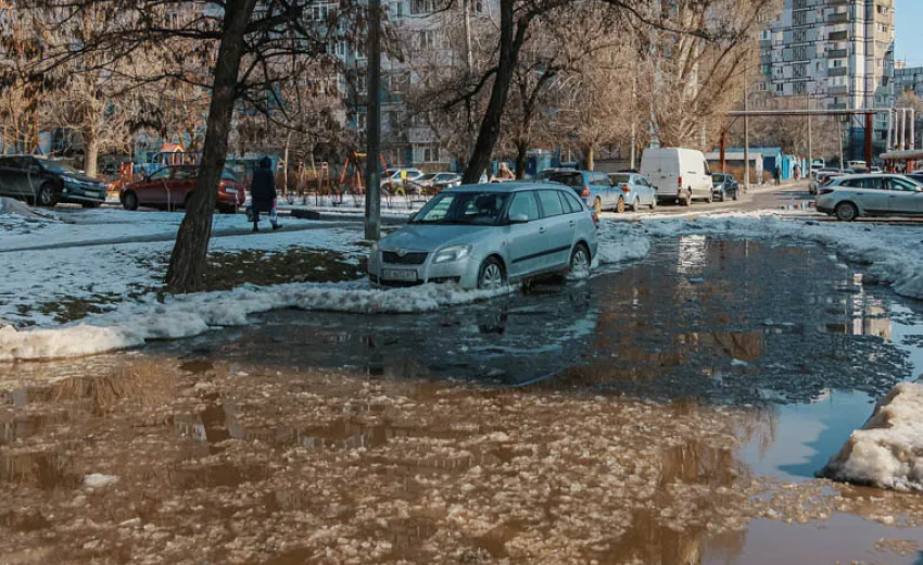 Автівки вмерзають у кригу: бульвар Кобзаря у Дніпрі заливає водою