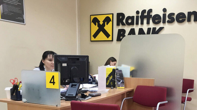 Raiffeisen Bank заробляє на фірмах, що постачають армію РФ – Bloomberg