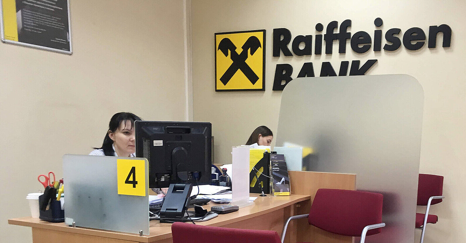 Raiffeisen Bank заробляє на фірмах, що постачають армію РФ – Bloomberg