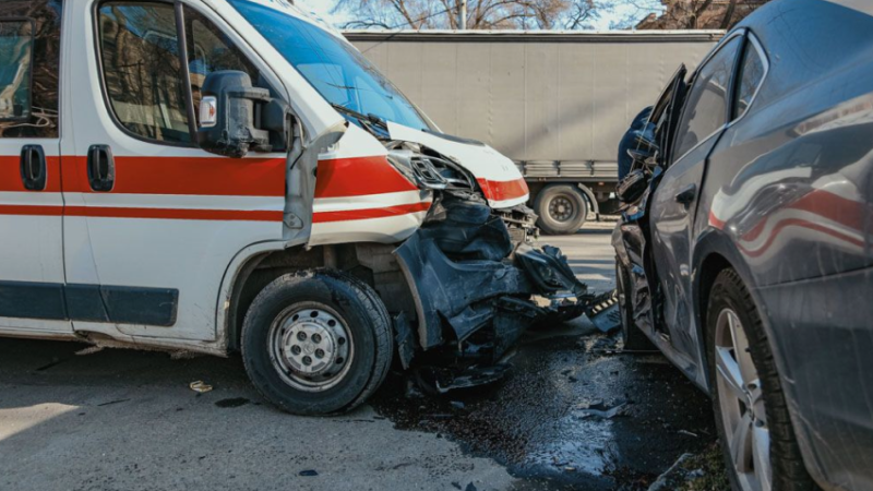 На вулиці Антоновича у Дніпрі водій Volkswagen врізався в «швидку»