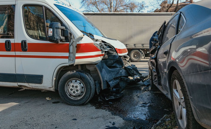 На вулиці Антоновича у Дніпрі водій Volkswagen врізався в «швидку»