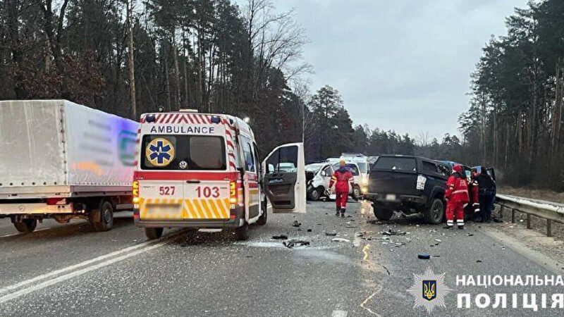 Під Києвом сталася масштабна ДТП: є постраждалі