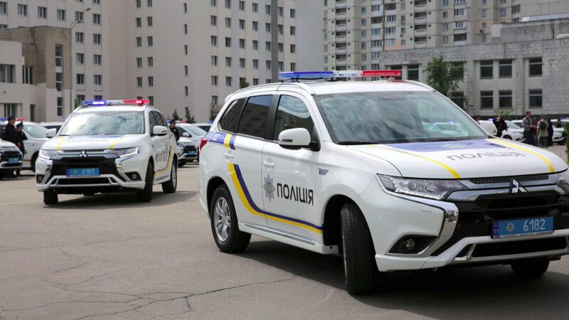 У Києві біля залізничного вокзалу чоловік з ножем поранив перехожих