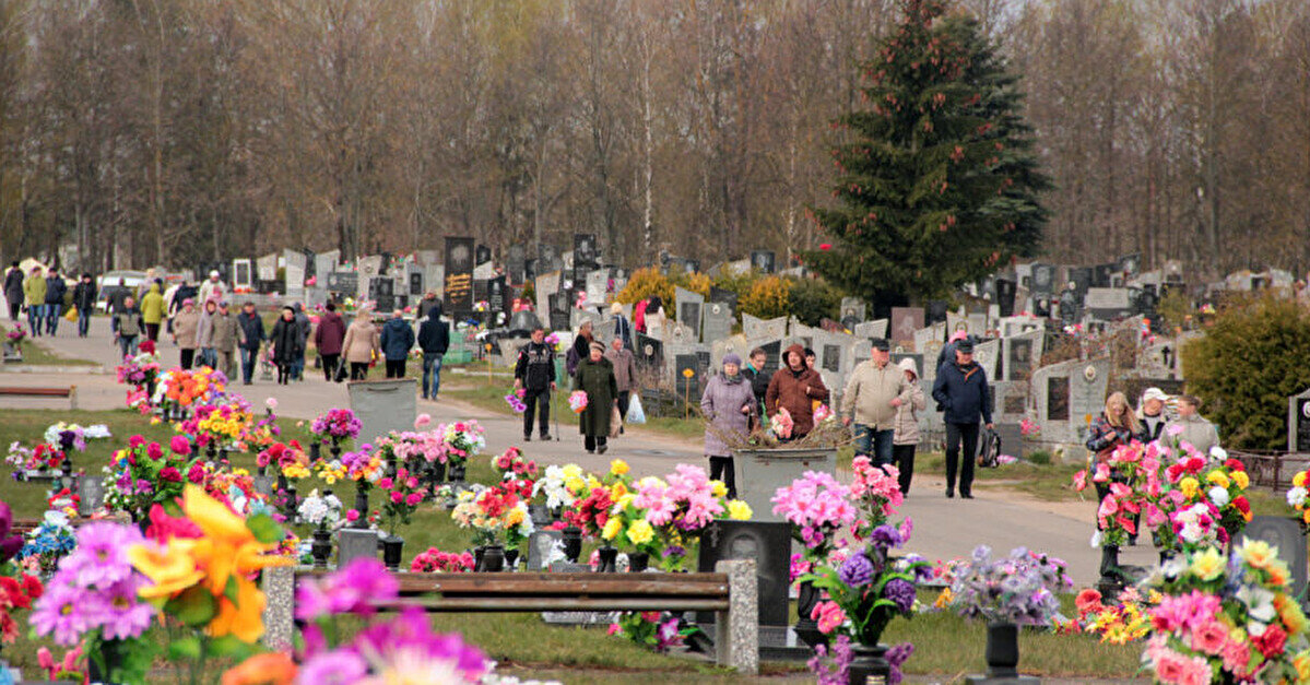 Нацполіція попередила українців про ризики відвідування кладовищ у поминальні дні