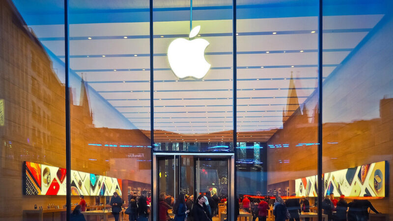 Apple збирається перенести до Індії збірку всіх iPhone для ринку США – FT