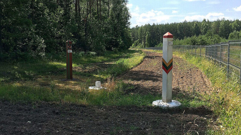 Мігранти закидали литовських прикордонників камінням та палицями