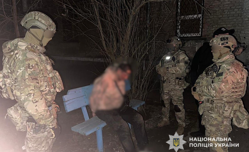Поліцейські Нікополя перекрили канал збуту вогнепальної зброї армійського зразка
