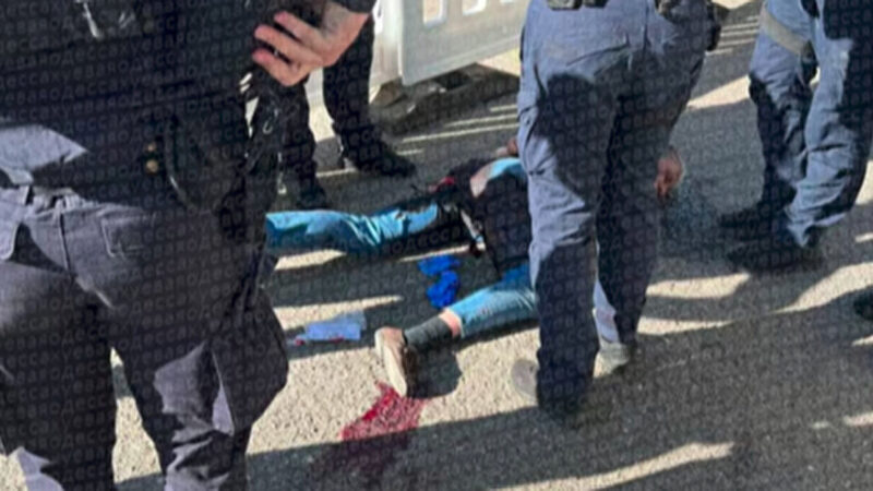 В Одесі на Куликовому полі чоловік з ножами накинувся на поліцейських