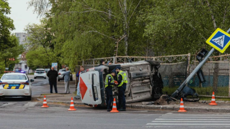 Збив світлофор та перекинувся на бік: у Дніпрі водій «Нової пошти» спричинив ДТП