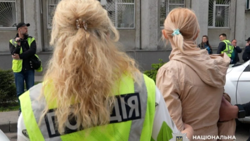 Продала дворічного сина за мільйон гривень: суд обрав покарання для 19-річної жінки