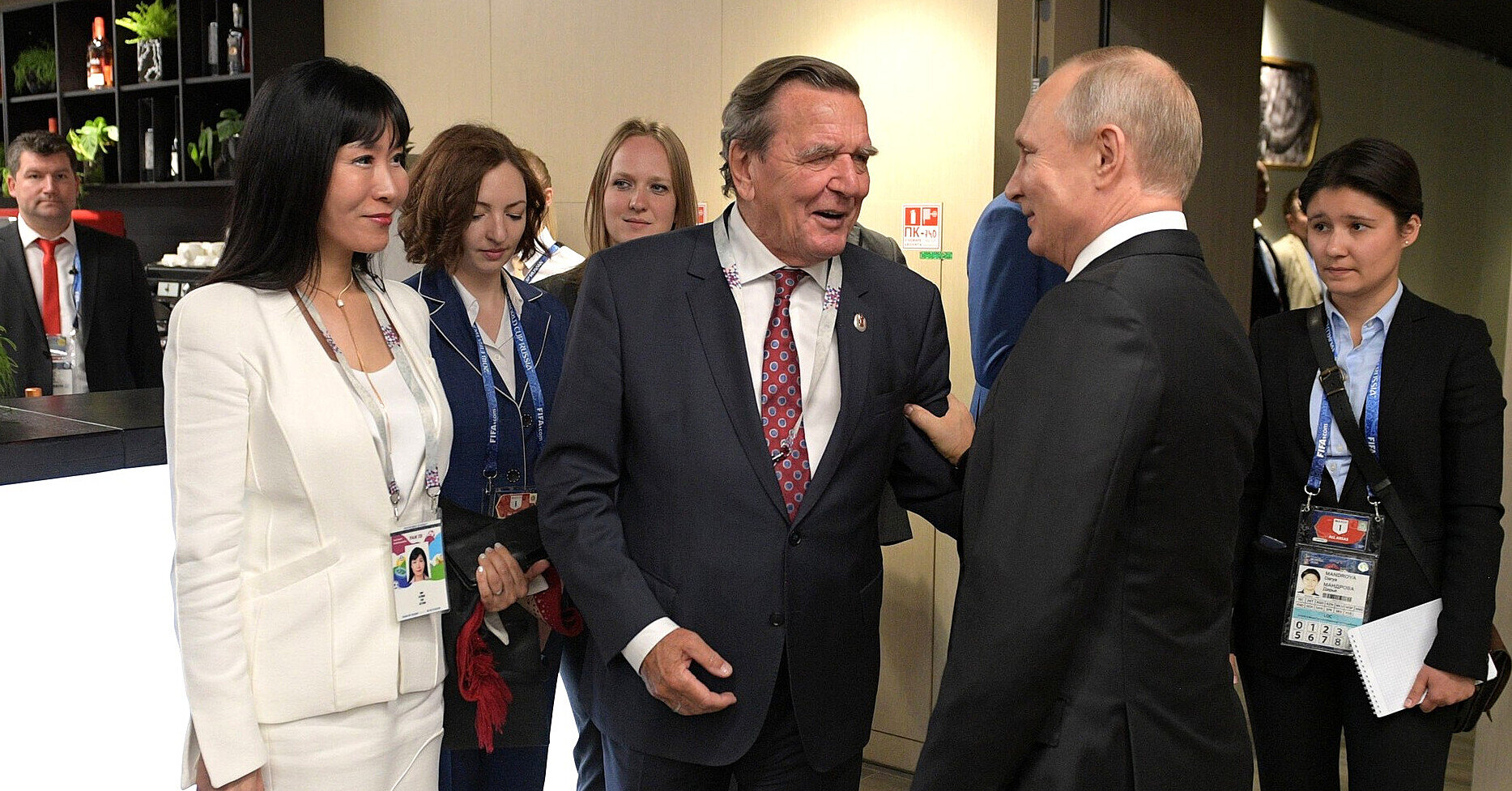 Німецький банк заблокував рахунок Шредера, на який він отримував гроші з РФ – Bild