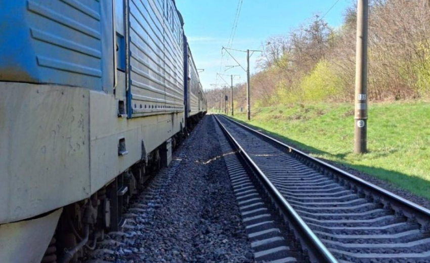 На Дніпропетровщині 65-річна жінка потрапила під вантажний потяг та залишилася без ноги: подробиці