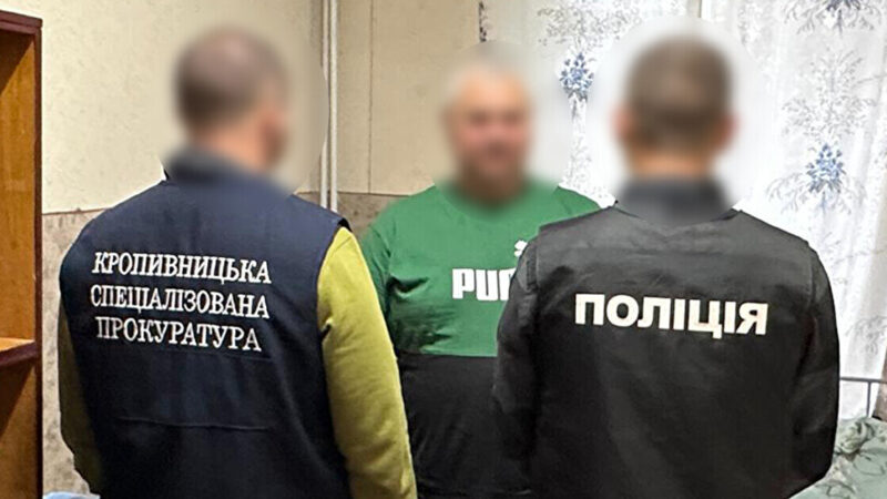 Правоохоронці викрили групу військових, які заробляли на бойових виплатах