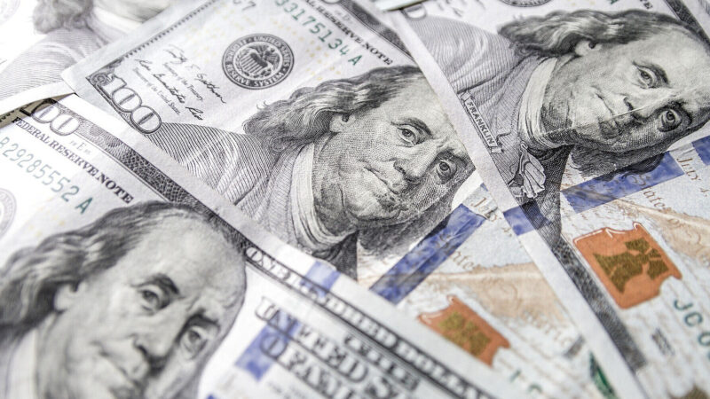 Аномальна ситуація: українці у квітні більше продали доларів, ніж купили