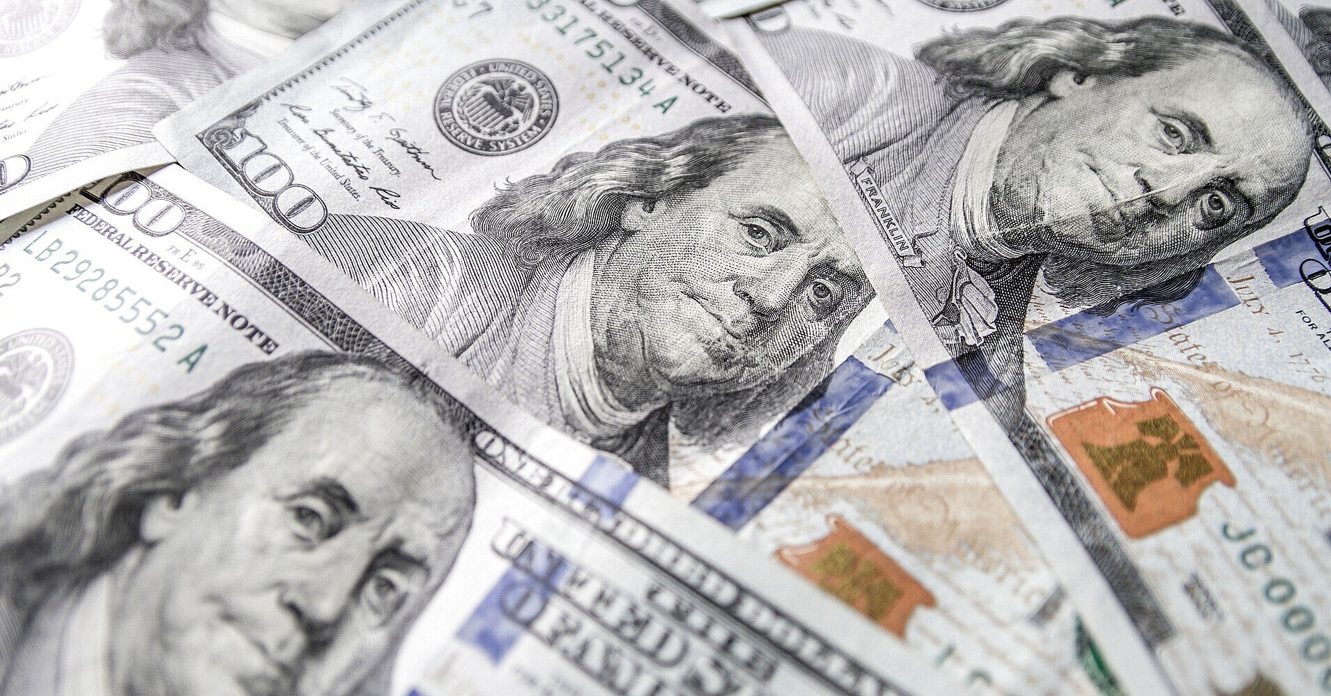 Аномальна ситуація: українці у квітні більше продали доларів, ніж купили