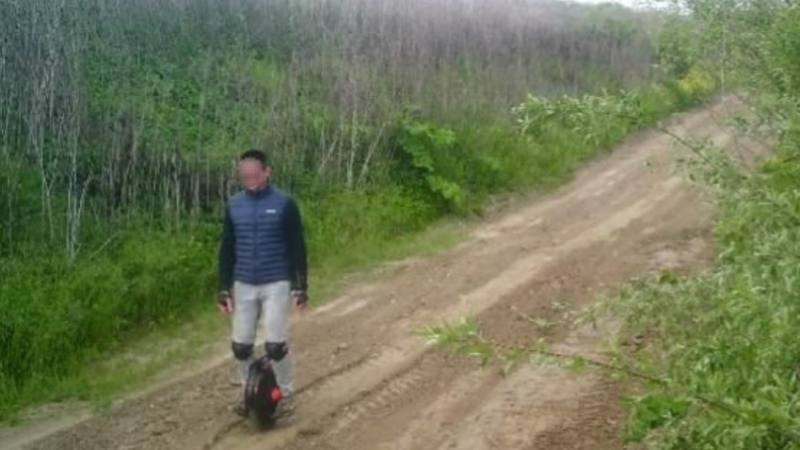 Намагався перетнути кордон зі Словаччиною на моноколесі: прикордонники затримали ще одного втікача