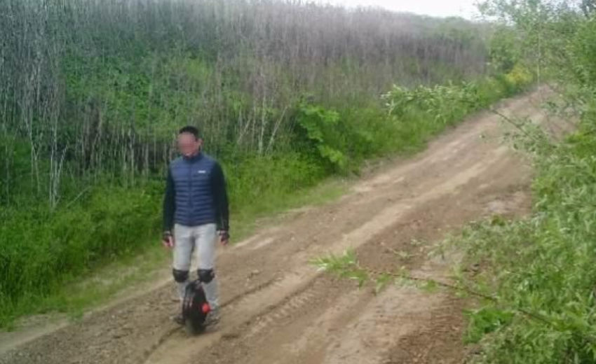 Намагався перетнути кордон зі Словаччиною на моноколесі: прикордонники затримали ще одного втікача