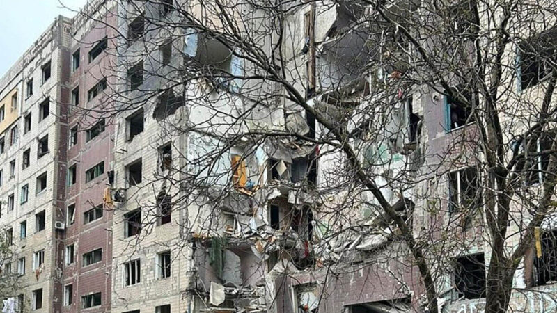 Окупанти скинули авіабомбу на багатоповерхівку в Костянтинівці: під завалами може бути людина